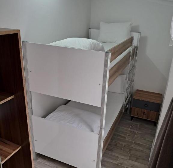 اتاق دوبلکس, Noor Family Apartments