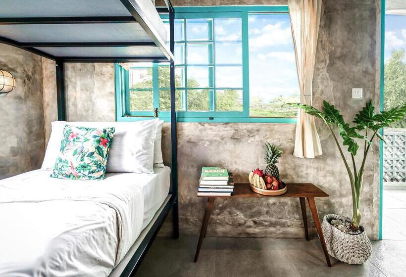 חדר סטנדרט לארבעה, Good Mantra Studio