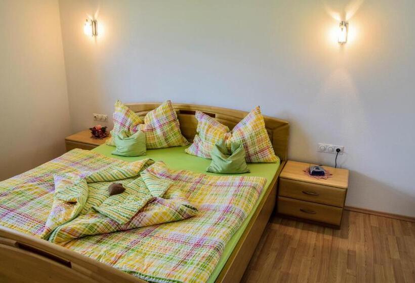 דירת שני חדרים, Dorfhof