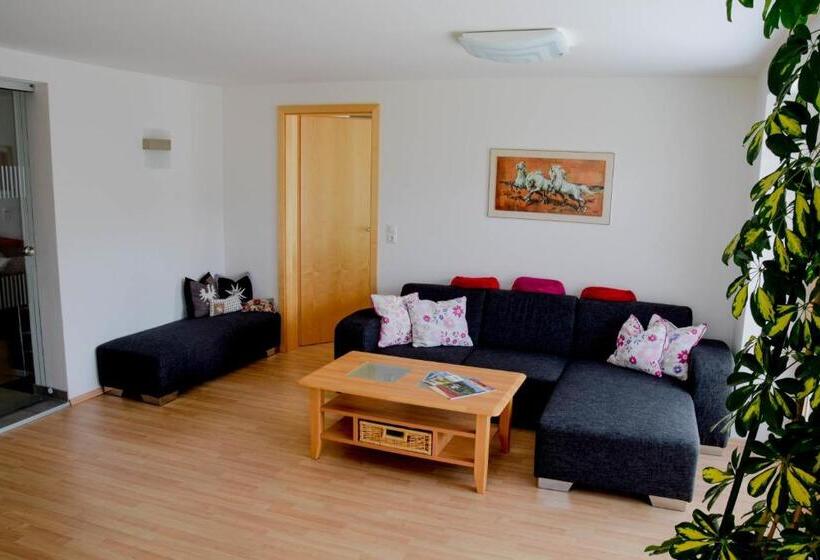 דירת שני חדרים, Dorfhof