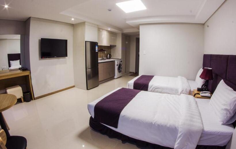 اتاق لوکس سه تخته, J