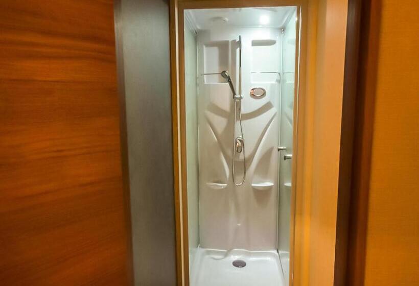 Номер Стандарт Четырехместный Совместный Санузел, Relak Guest House 登別 Station