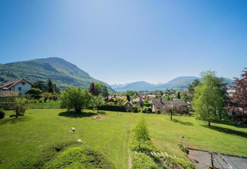 חדר אקונומי לשלושה, Centre Jean Xxiii