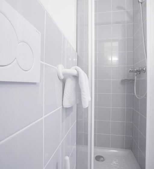 חדר אקונומי לשלושה, Centre Jean Xxiii