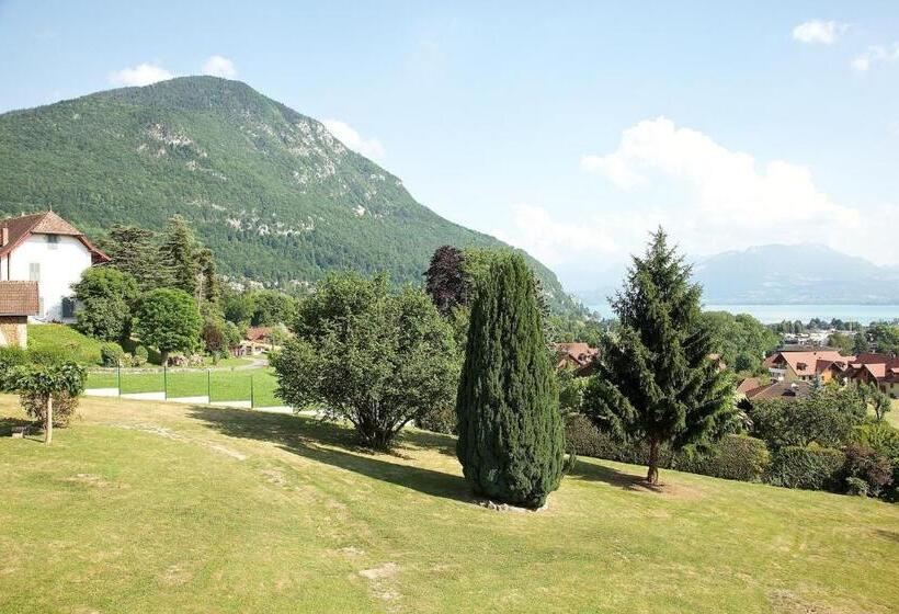 חדר אקונומי לשלושה, Centre Jean Xxiii