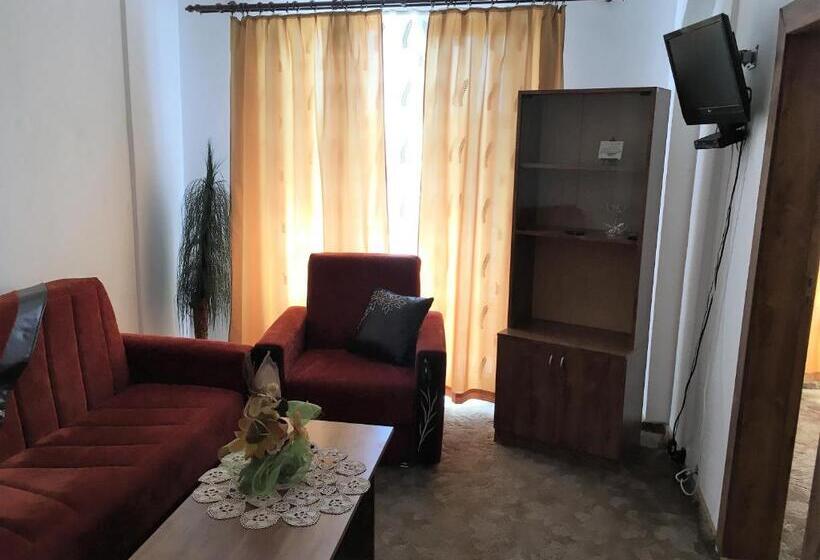 דירת חדר, Danubian Crew