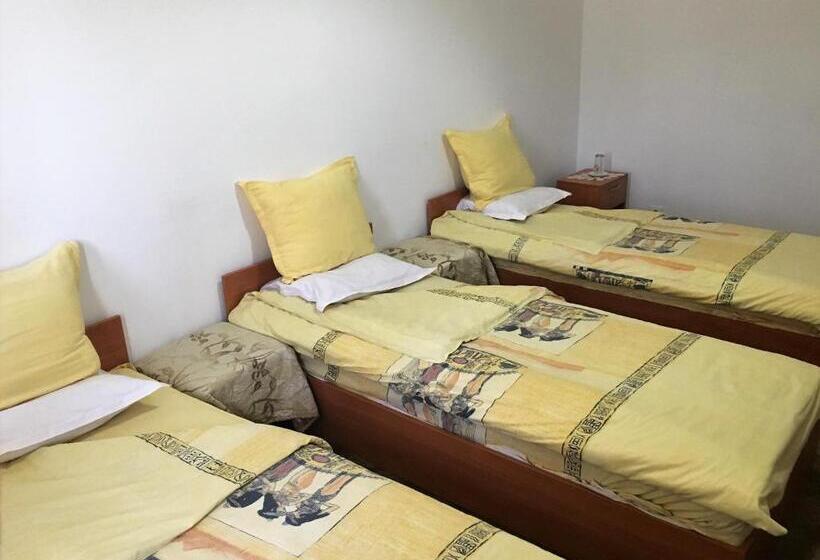 חדר סטנדרט לשלושה עם מרפסת, Danubian Crew