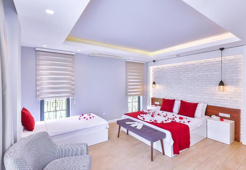 חדר בסיסי לשלושה, Lale