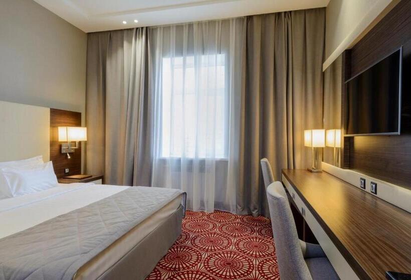 חדר דלוקס, Senator