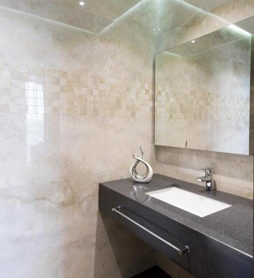 סוויטה אקזקיוטיב, Senator