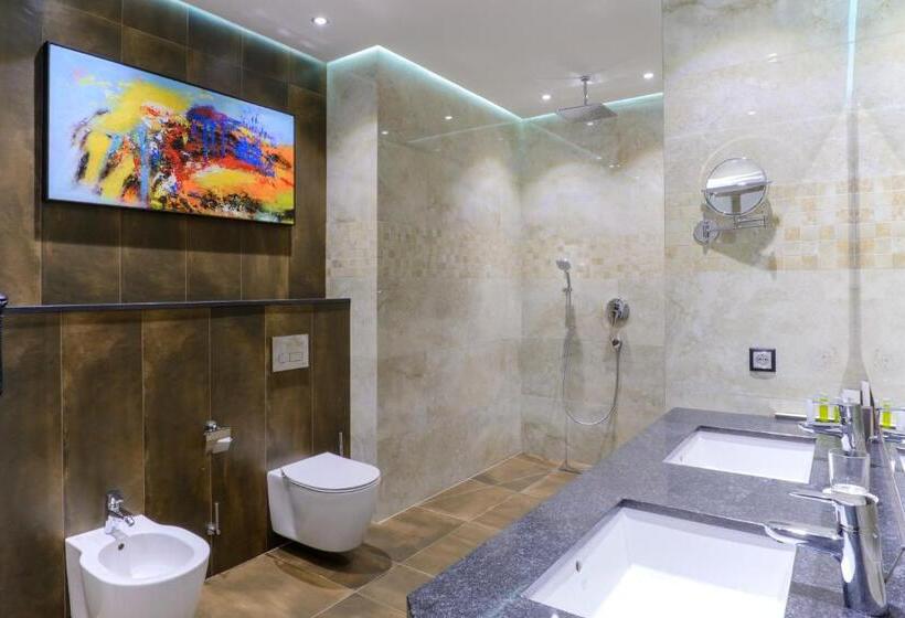 סוויטה אקזקיוטיב, Senator