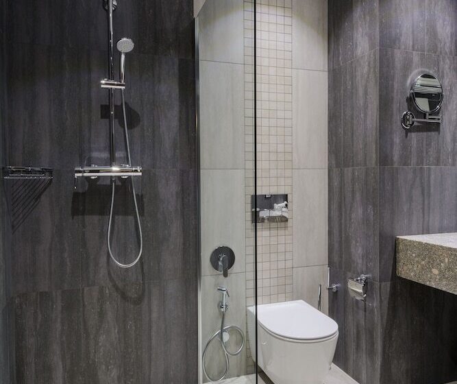 חדר דלוקס יחיד, Senator