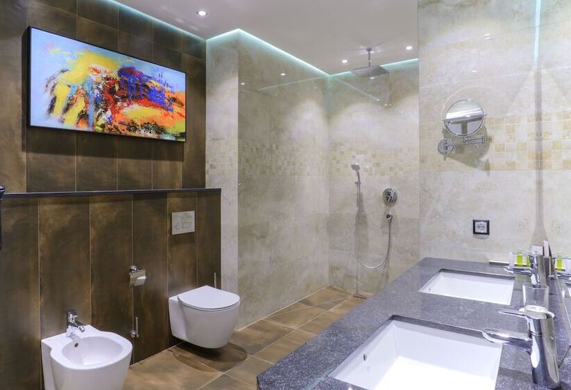 סוויטה אקזקיוטיב, Senator