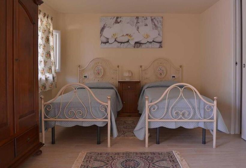 اتاق خانوادگی با چشم‌انداز باغ, La Locanda Francigena