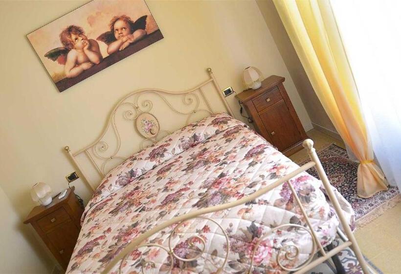 اتاق خانوادگی با چشم‌انداز باغ, La Locanda Francigena