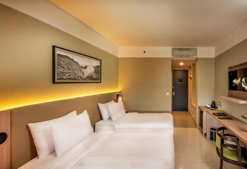 غرفة ديلوكس مطلة على حمام السباحة, él Hotel Royale Banyuwangi