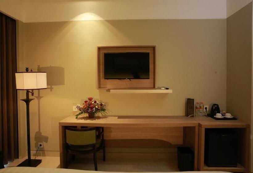 غرفة ديلوكس مطلة على حمام السباحة, él Hotel Royale Banyuwangi