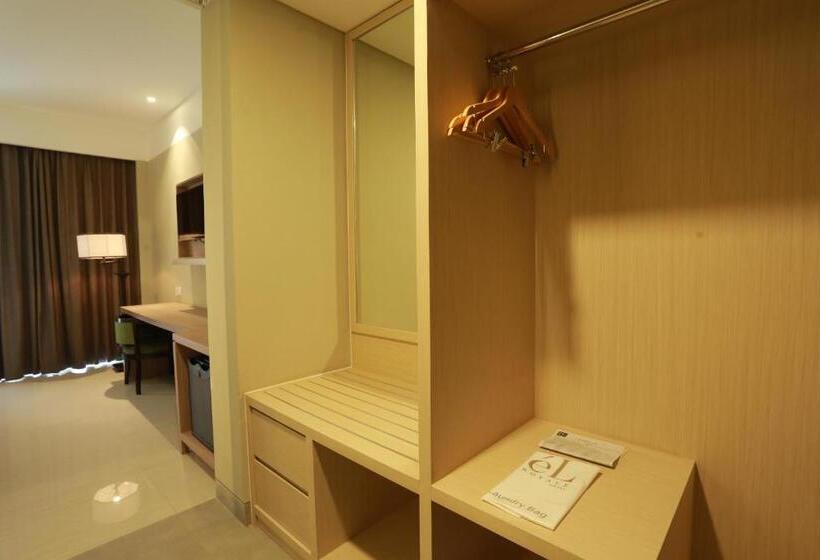 غرفة ديلوكس مطلة على حمام السباحة, él Hotel Royale Banyuwangi