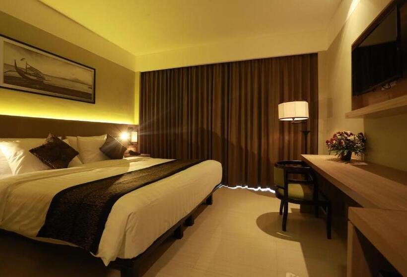 غرفة ديلوكس مطلة على حمام السباحة, él Hotel Royale Banyuwangi