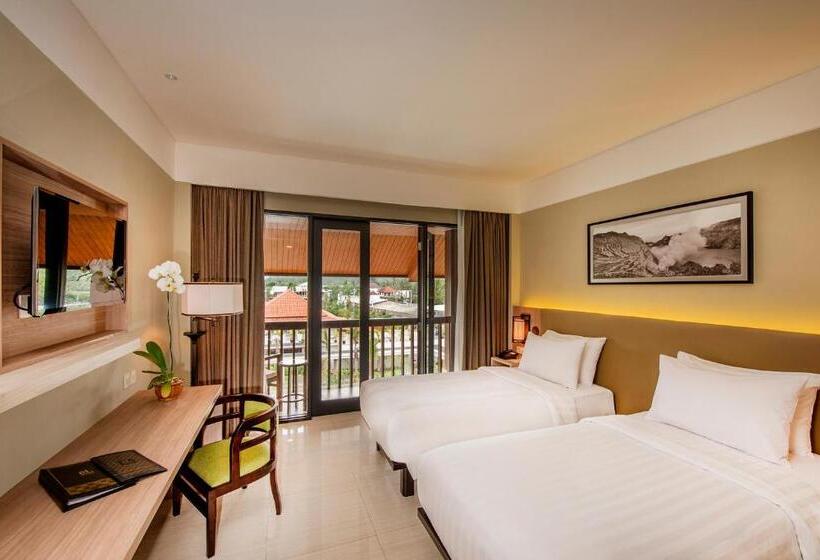 غرفة ديلوكس مطلة على حمام السباحة, él Hotel Royale Banyuwangi