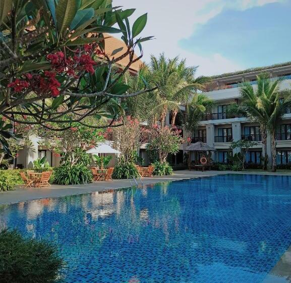 Номер Deluxe Вид на Бассейн, él Hotel Royale Banyuwangi