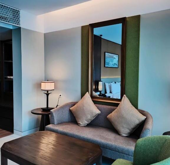 جناح جونيور, él Hotel Royale Banyuwangi