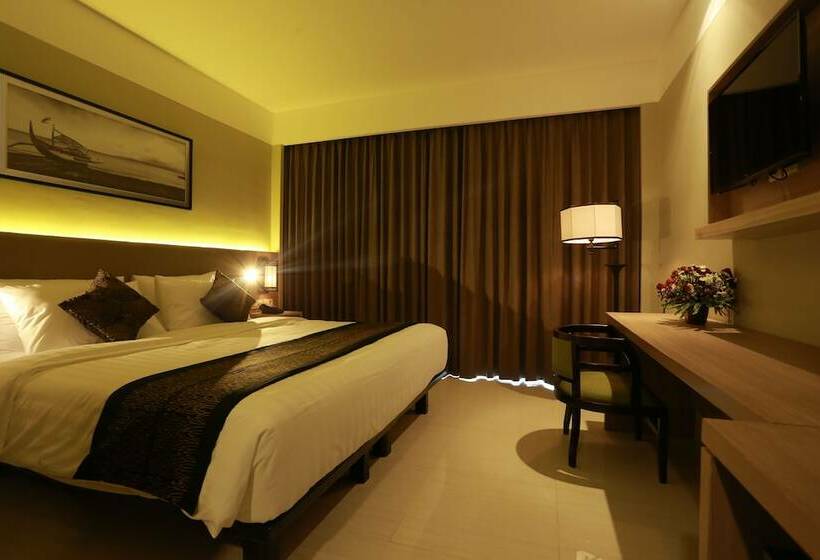 غرفة ديلوكس مطلة على حمام السباحة, él Hotel Royale Banyuwangi