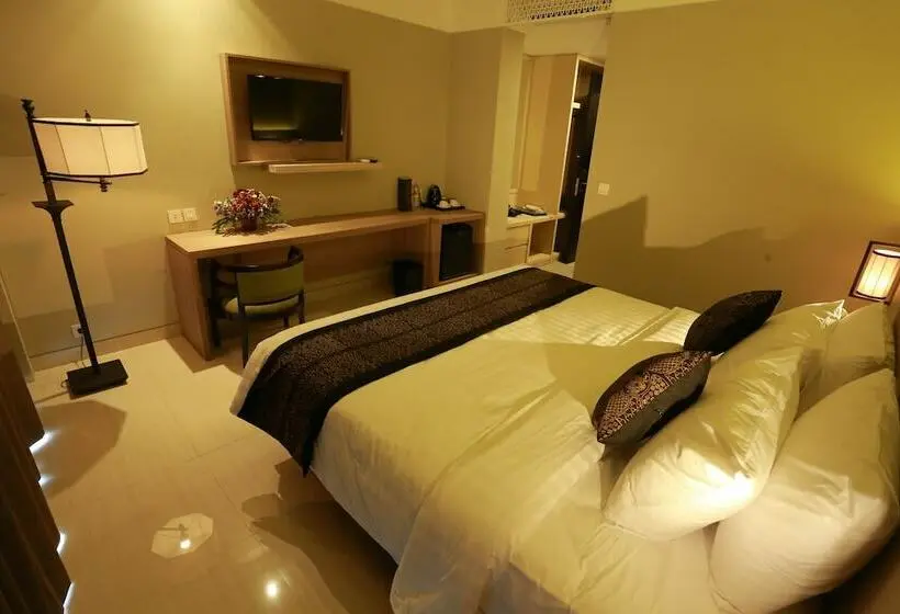 プールの見えるデラックスルーム, él Hotel Royale Banyuwangi