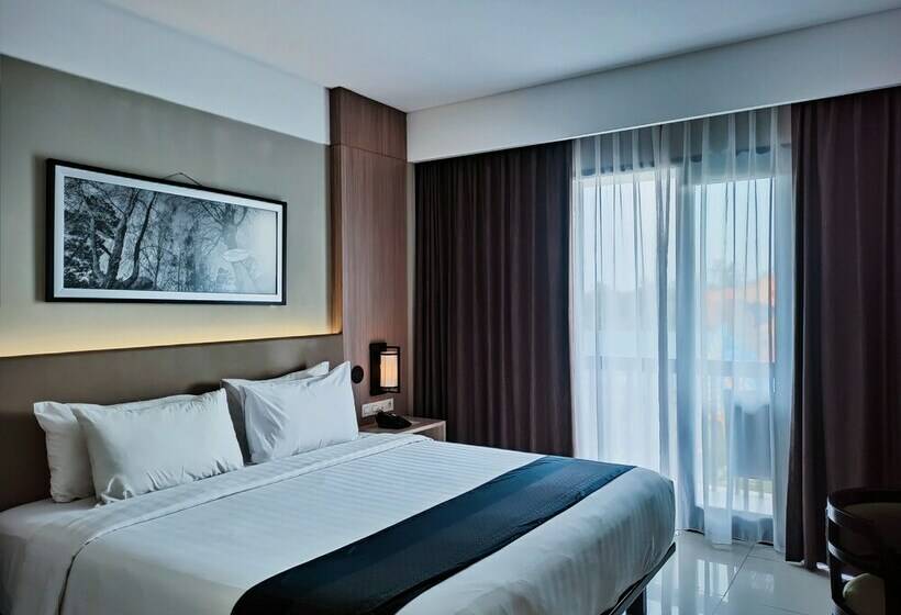 غرفة ديلوكس مطلة على حمام السباحة, él Hotel Royale Banyuwangi