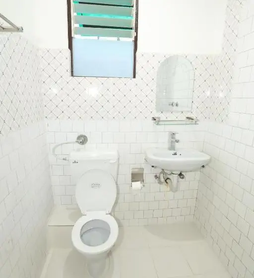 اتاق استاندارد سه نفره, Aarya Chaitya Inn
