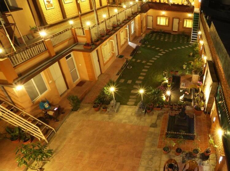 اتاق استاندارد سه نفره, Aarya Chaitya Inn