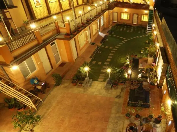 اتاق استاندارد سه نفره, Aarya Chaitya Inn