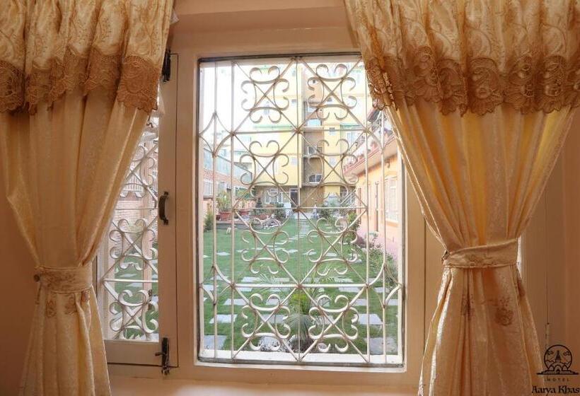 اتاق اکونومی با حمام مشترک, Aarya Chaitya Inn