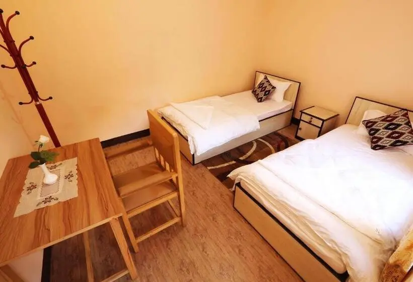 اتاق اکونومی با حمام مشترک, Aarya Chaitya Inn