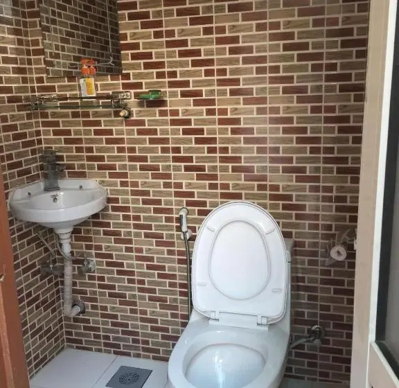 اتاق اکونومی با حمام مشترک, Aarya Chaitya Inn