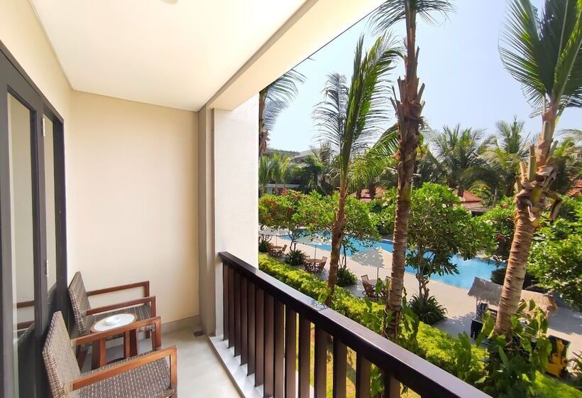 غرفة ديلوكس مطلة على حمام السباحة, él Hotel Royale Banyuwangi