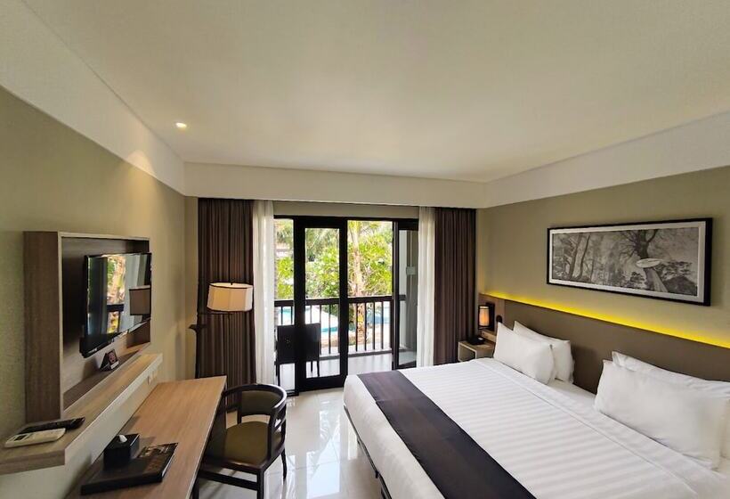 غرفة ديلوكس مطلة على حمام السباحة, él Hotel Royale Banyuwangi