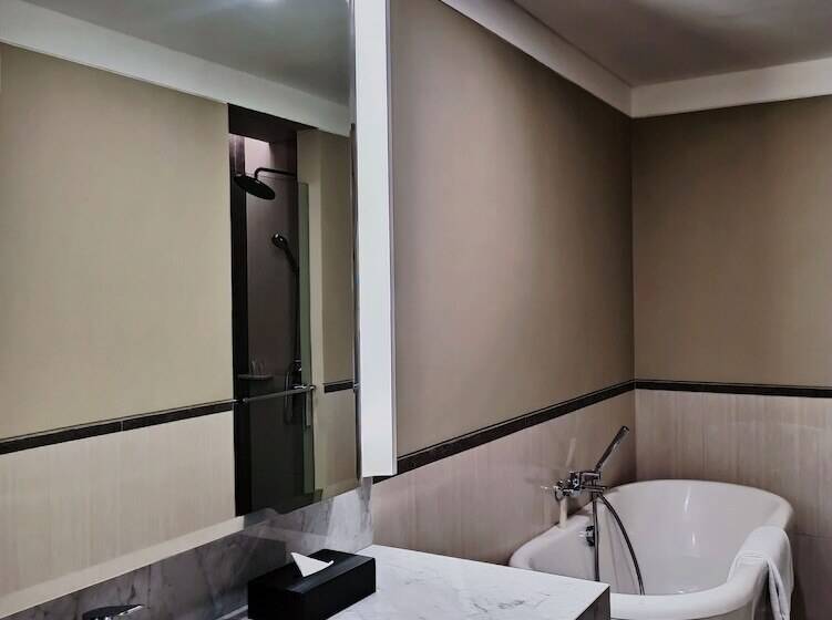 جناح جونيور, él Hotel Royale Banyuwangi