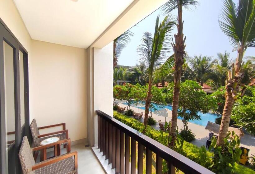 غرفة ديلوكس مطلة على حمام السباحة, él Hotel Royale Banyuwangi