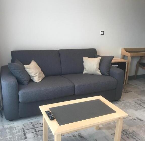 סוויטת ג'וניור משפחתית, Le Cercle