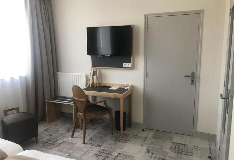 חדר קומפורט, Le Cercle