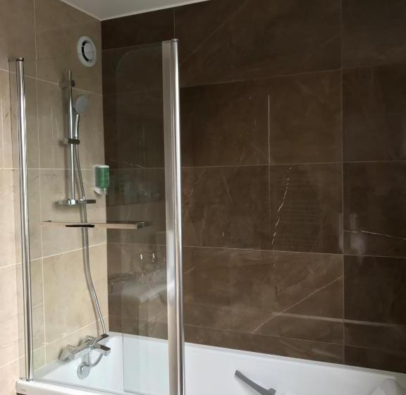 חדר קומפורט לשלושה, Le Cercle