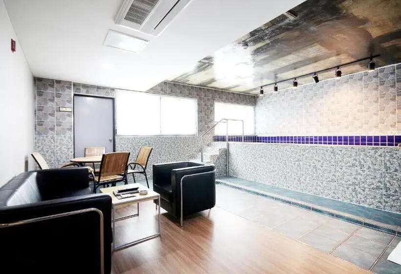 Suite with Pool, No.1 New Yorker