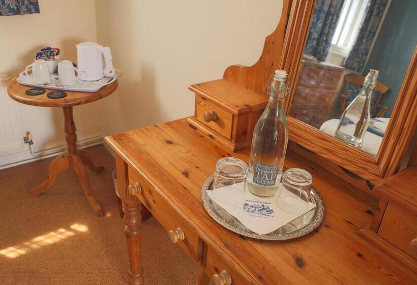 חדר משפחתי נוף לגינה, The Greyhound Inn And