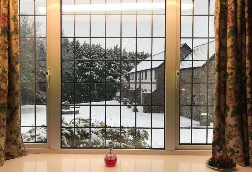 חדר משפחתי נוף לגינה, The Greyhound Inn And