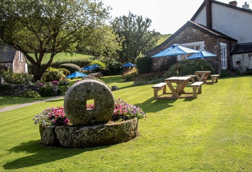 חדר סטנדרט נוף לגינה, The Greyhound Inn And