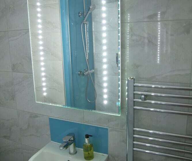 חדר משפחתי נוף לגינה, The Greyhound Inn And