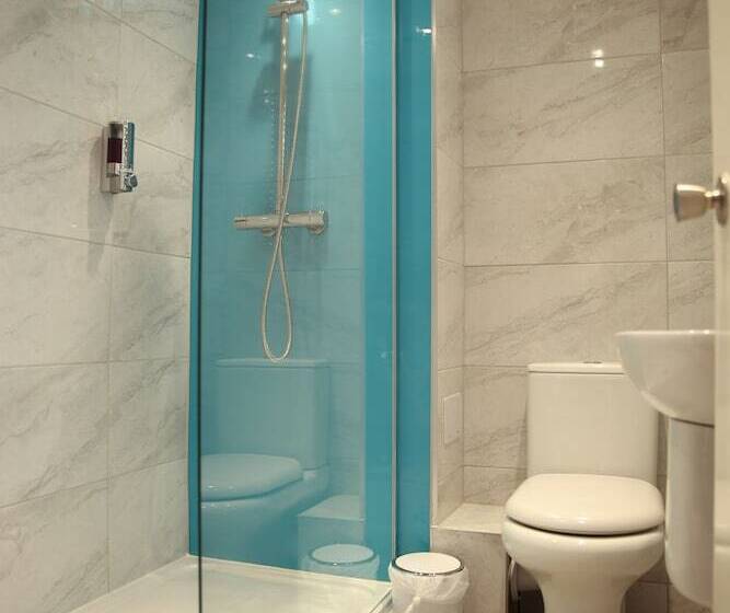 חדר משפחתי נוף לגינה, The Greyhound Inn And