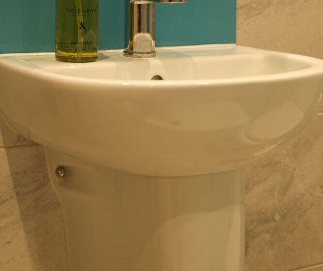 חדר משפחתי נוף לגינה, The Greyhound Inn And