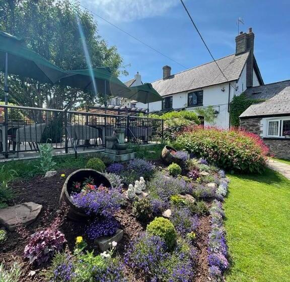 חדר סטנדרט נוף לגינה, The Greyhound Inn And